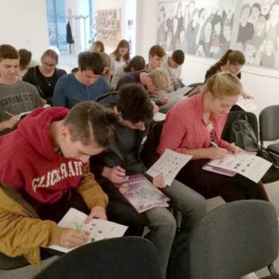 Dijaki rešujejo teste