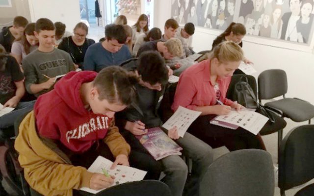 Dijaki rešujejo teste